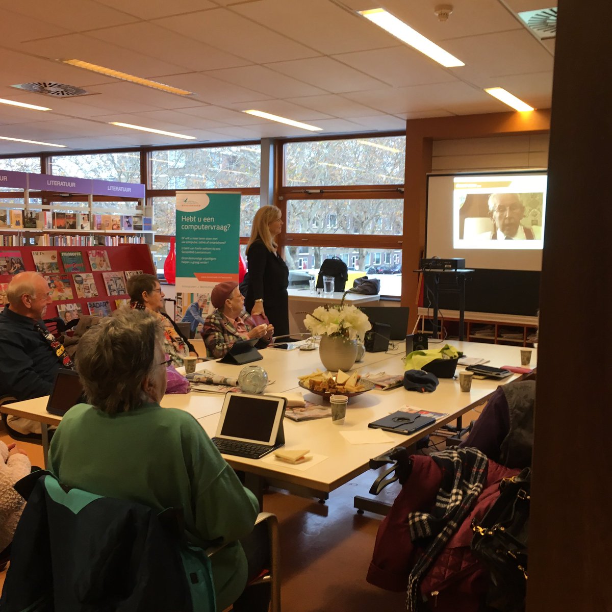ibubuku's tweet photo. @Bibliotheek030 @SeniorWebNL Thee Taartjes Tablets in bibliotheek Hoograven. Senioren leren #computervaardigheden #tableteigenaardigheden https://t.co/OQC7XRLxbn