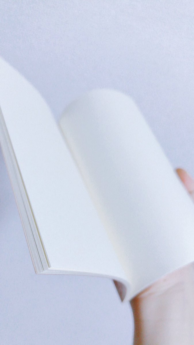 _kwskxtray_'s tweet photo. 【文ストコラボ展レポ②】文…館1階では缶バッジ等の文ストグッズが売られる中、一際目を引いたのがこちら
文ストではなく岩…文庫さんのグッズですがとても感動したのでポスカと一緒に購入しました
表紙は文庫、中身は真っ白のノート
まるで『白紙の文学書』みたいですよね https://t.co/7myBZ7XW0D
