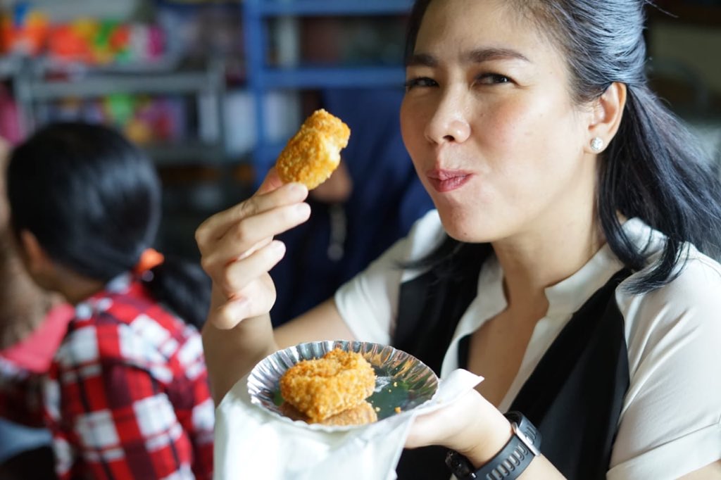 Tadi masak bareng ibu-ibu RW 03 Jatingaleh Semarang. Bikin 3 resep: nugget pisang, bolu pisang, dan nugget singkong. 

Ceritanya, memanfaatkan bahan baku lokal untuk menghasilkan makanan berkelas.😊👍

Ibu2 yang di rumah juga bisa produktif. Ya kan bu..🙏🙏😊