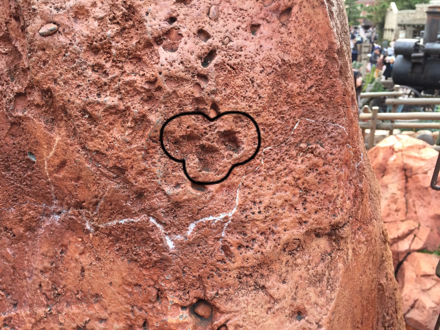 Joe Dig これ ビッグサンダーマウンテン 隠れミッキー で検索すると紹介されてるやつなんだけど このほかにも小石の粒が絶妙なバランスでミッキーに見えるやつがいくつもある 非公式 ので待ち時間は友達と探しっこすると楽しいカモ T Co J1utqs9r9d Joe Dig これ ビッグサンダーマウンテン 隠れミッキー で検索すると紹介されてるやつなんだけど このほかにも小石の粒が絶妙なバランスでミッキーに見えるやつがいくつもある 非公式 ので待ち時間は友達と探しっこすると楽しいカモ T Co J1utqs9r9d