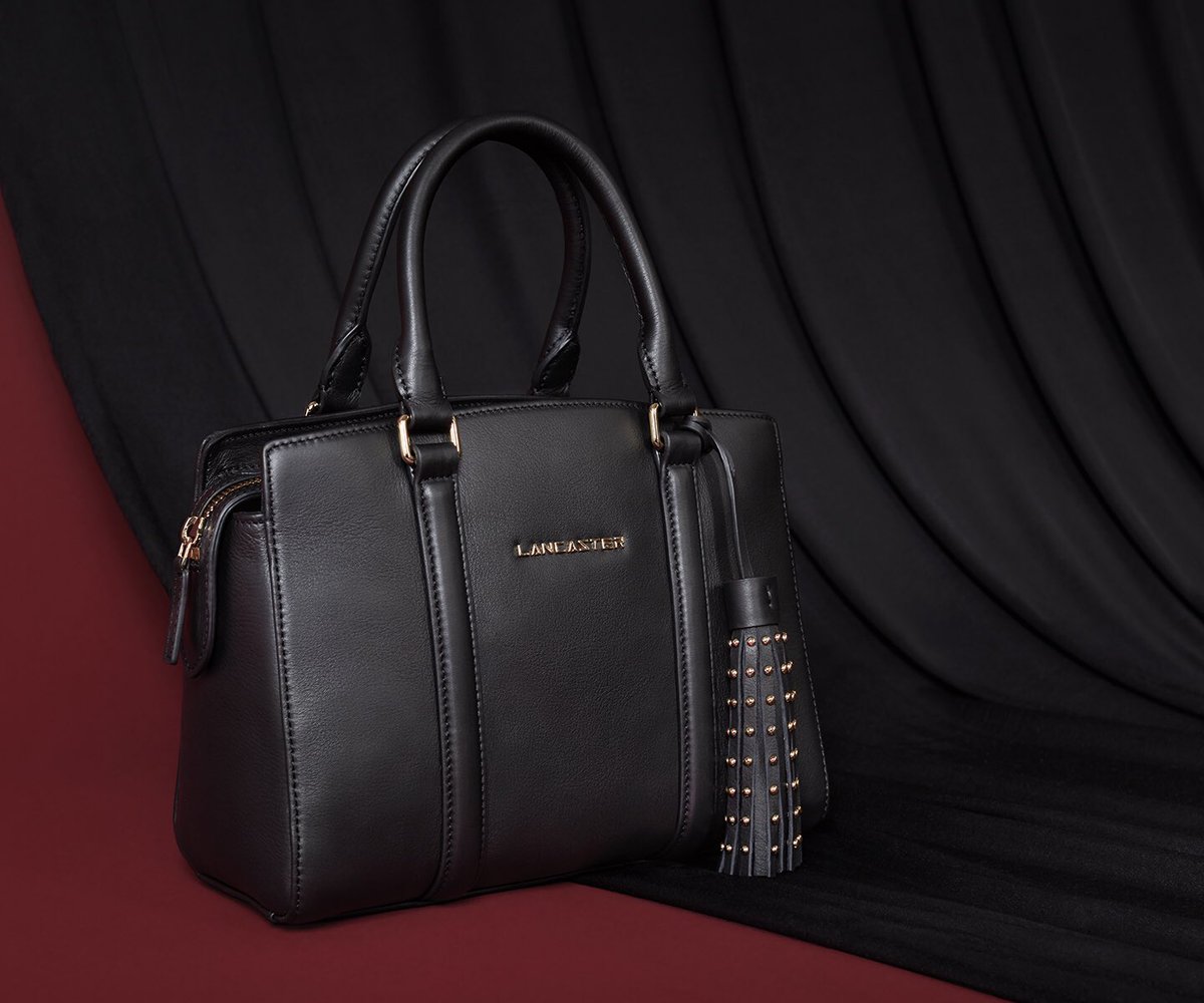 lancasterparis's tweet photo. Sober and #chic the Ana black handle #bag is a basic of the #season. Its key holder studs gives it a #rock spirit ! ⭐️
-
#Lancaster #AH18 #FW18 #Automn #fashion #trend #Paris https://t.co/PkmuiaakDo