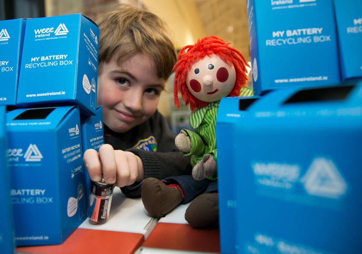 WEEEPledge2's tweet photo. Support our Christmas #BatteryBoxAppeal by recycling waste batteries in your school right now! Once you have 10 full boxes log your collection on https://t.co/19vxMMybtM #EveryBatteryCounts https://t.co/IqPRK7JQMI