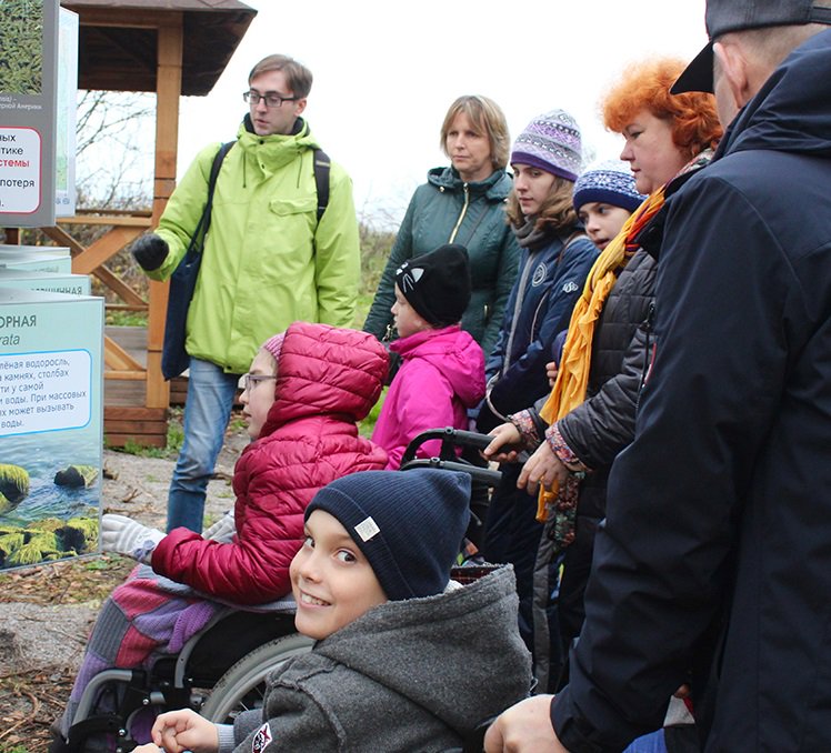 's tweet image. Group of children 👦👧 with disabilities participated in the 1st experimental outdoor 🎒 lesson in the national park @park_kosa on November 15. On the King's Forest 🍁 tourist route they were introduced to the unique nature 🦊🐗 of the #CuronianSpit