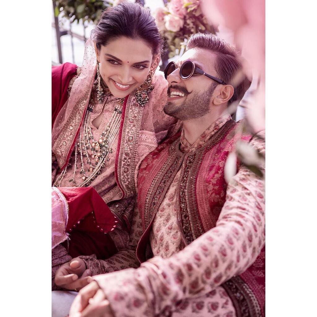 Deepika Fc Japan ディーピカ ランヴィール 結婚 バンガロールのレセプションでのふたり 見つめ合う姿が微笑ましいです