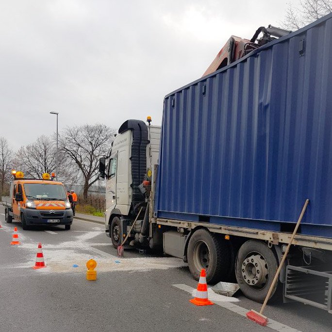 FF_Rheinbach's tweet photo. #Einsatzinfo | Auf der #L158 ist ein LKW mit Kran gegen die Brücke der #B266 gefahren. Wir sichern die Unfallstelle ab und nehmen auslaufende Betriebsmittel auf. Die Straße ist derzeit eingeschränkt befahrbar. https://t.co/QpzSCXCuRO