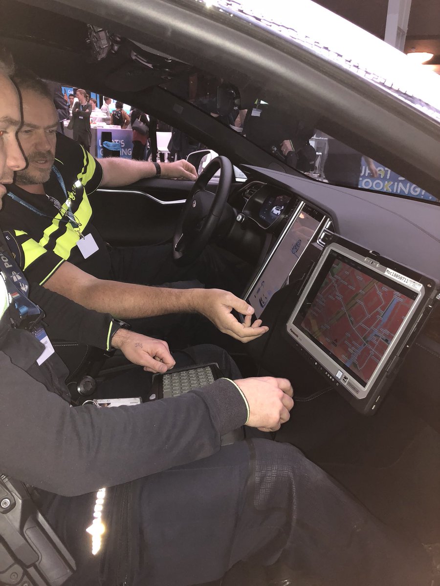 InnoveermeeJenV's tweet photo. De @Politie experimenteert met slimme voertuigen. Vol met sensoren die het politiewerk slimmer, efficiënter en veiliger maken. Innovatieroom congres @ministerieJenV #whatsnext?! https://t.co/VdoLOiWYrS