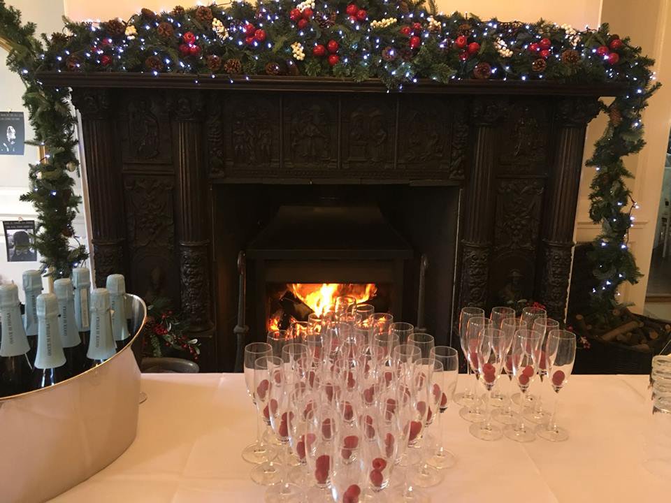 Hutton_Hall's tweet photo. How inviting does this look? The perfect entrance for guests at the weekends winter wedding. You can't beat a roaring fire welcome. #christmastree #christmasdecorations #weddingvenue #christmaswedding #countrywedding #brentwood #essex #snowday #brentwood #weddingvenuehunt https://t.co/rMx0oJRH6u
