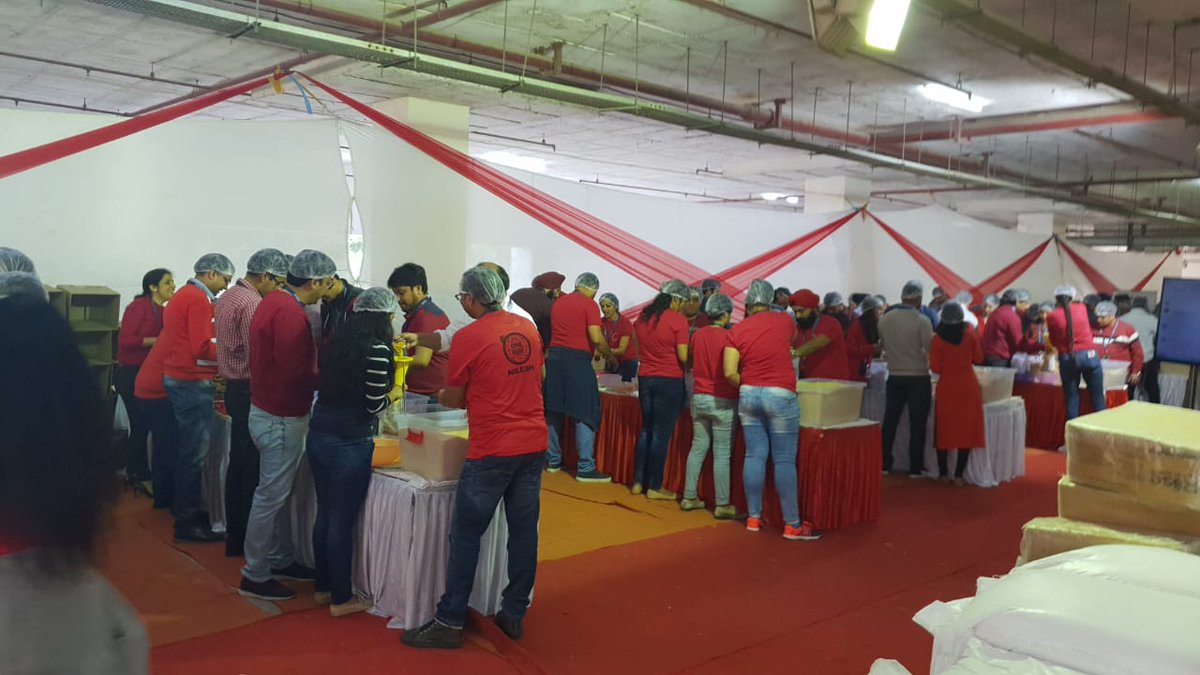 RiseIndia2030's tweet photo. #TeamRahiGoesBig by joining hands with @Genpact #Noida where the enthusiastic volunteers packed around 250,000 meals as a part of #Feed5Million initiative. #TeamRahi #TransformationForGood #FeedIndia #JoyOfGiving https://t.co/4ttTTpXHyJ