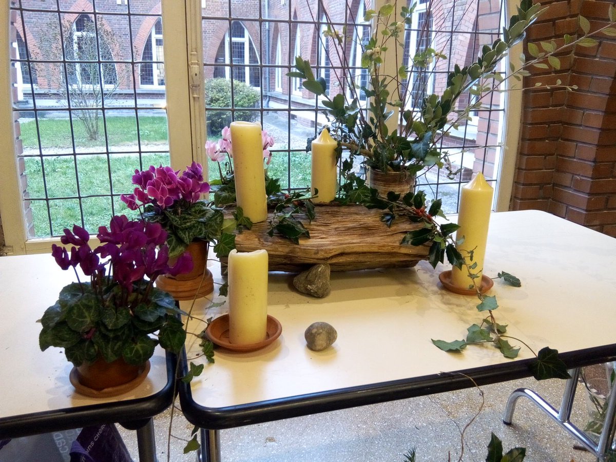 maisondio80's tweet photo. Formation sur l' #Avent en cours. Merci aux #benevoles qui s'occupent du fleurissement de nos #eglises @Eglisecatho @Eglise80 https://t.co/5MPnZU1Do1