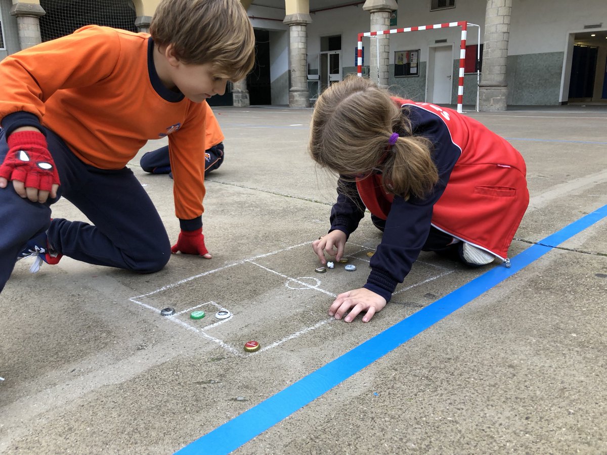 SalesiansRoc's tweet photo. Els de #ROCEP2 estem fent la unitat de jocs tradicionals a educació física! Ahir vam aprendre a jugar amb xapes a futbol. #salesiansroc1718 https://t.co/fzCu9lEerN