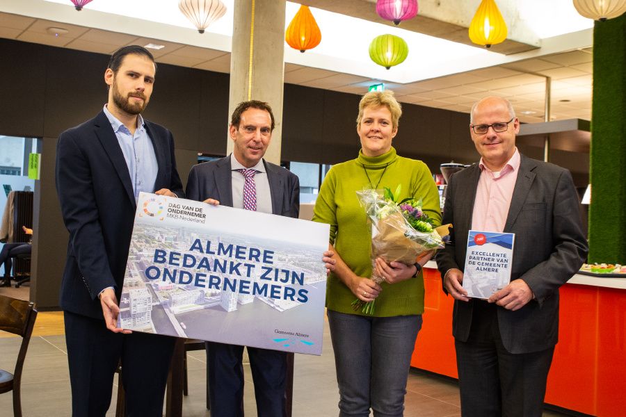 Op 19 november 2018 op de #dagvandeondernemer werden collega's van <a href="/niemankb/">@NiemanKB</a> in het zonnetje gezet door de Gemeente Almere. Samen met <a href="/DuraVermeer/">Dura Vermeer</a> ontvingen wij een certificaat als excellente partner op het gebied van samenwerken en vergunningen. buff.ly/2QXYvBQ