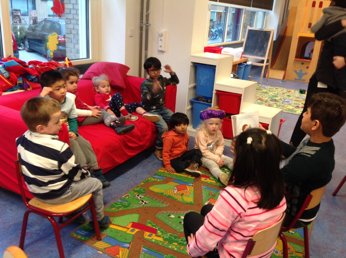 tlsclass1's tweet photo. ID3 came to read to us a book about dinosaurs🌋 https://t.co/oGWjlRExFV