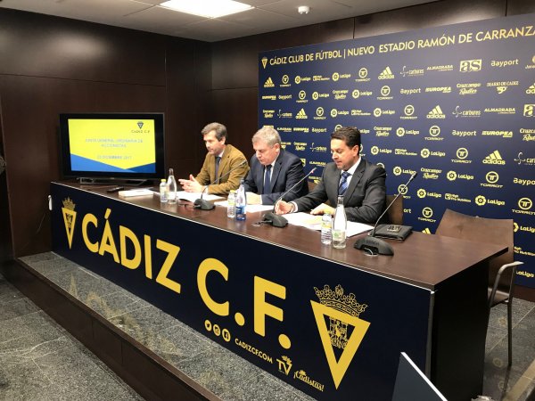 Manuel Vizcaíno, junto a dos de sus consejeros, en la Junta de Accionistas 2017 (Foto: CCF).