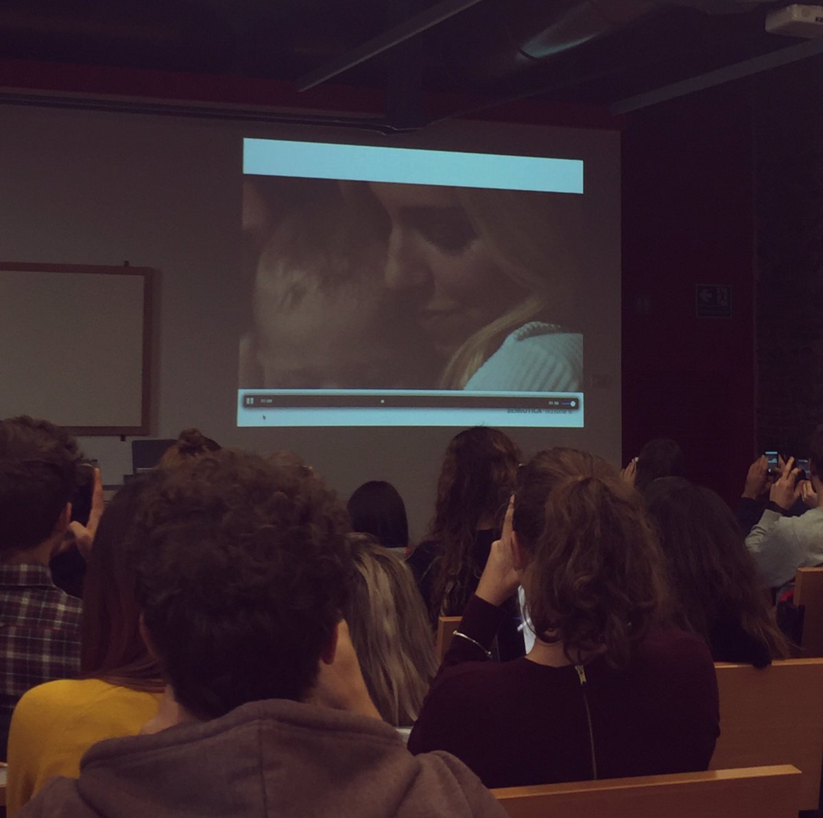 emmapr8's tweet photo. Ed è subito #sarabanda all’ #universita , durante il corso di semiotica. 

#primadiognicosa, rispecchia al massimo l’archetipo della #famiglia. 
@ChiaraFerragni con il piccolo #leone, semplicemente la parte migliore del video. https://t.co/2PEreBMgmn