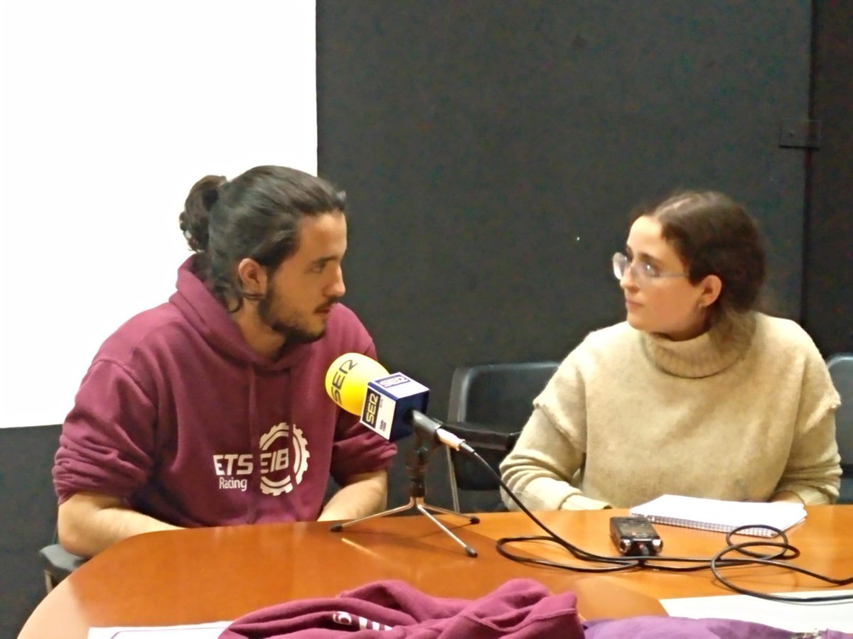 etseib_racing's tweet photo. Visita i entrevista a taller de @guzzimotobox + xerrada a @Institut_Ebre + entrevista a la ràdio a @La_SER = un dia complet!
#ER18 @MotoStudent @AragonMotorLand #TheRaceOfEngineers #alonefastertogetherfurther https://t.co/fgqaeyFfKD