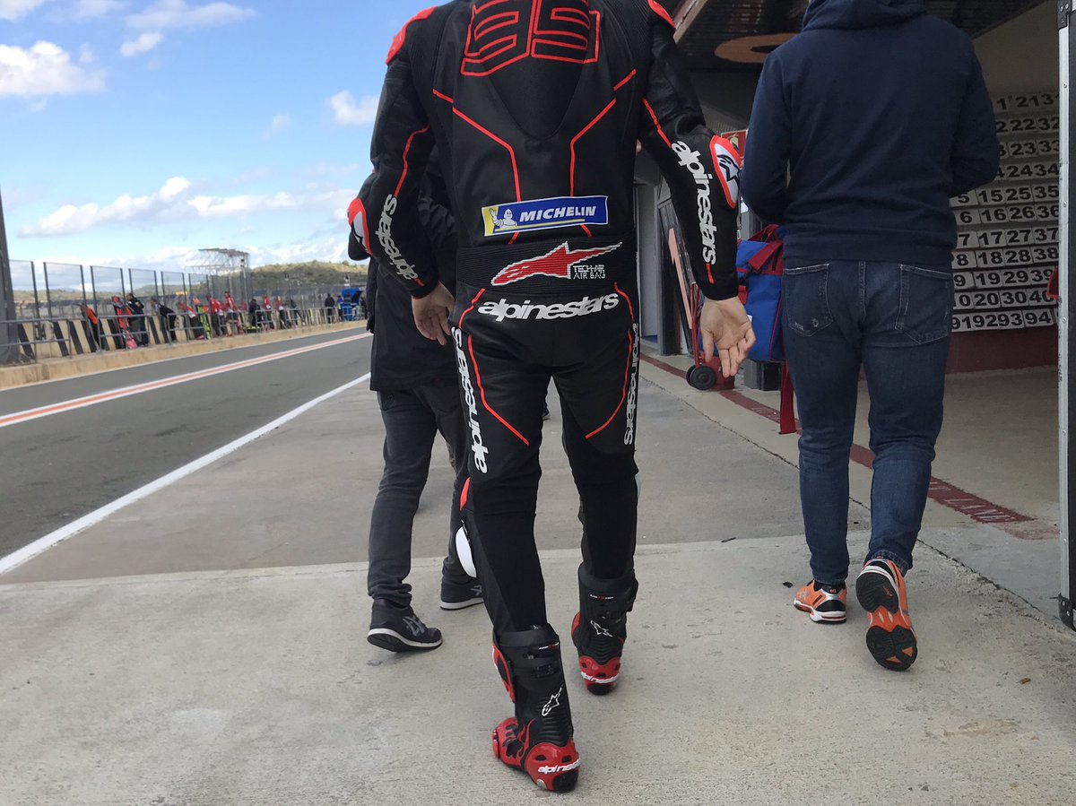 denkmit's tweet photo. Very cool but simple @alpinestars for @lorenzo99 today! #ValenciaTest https://t.co/uLlxhHiYWE