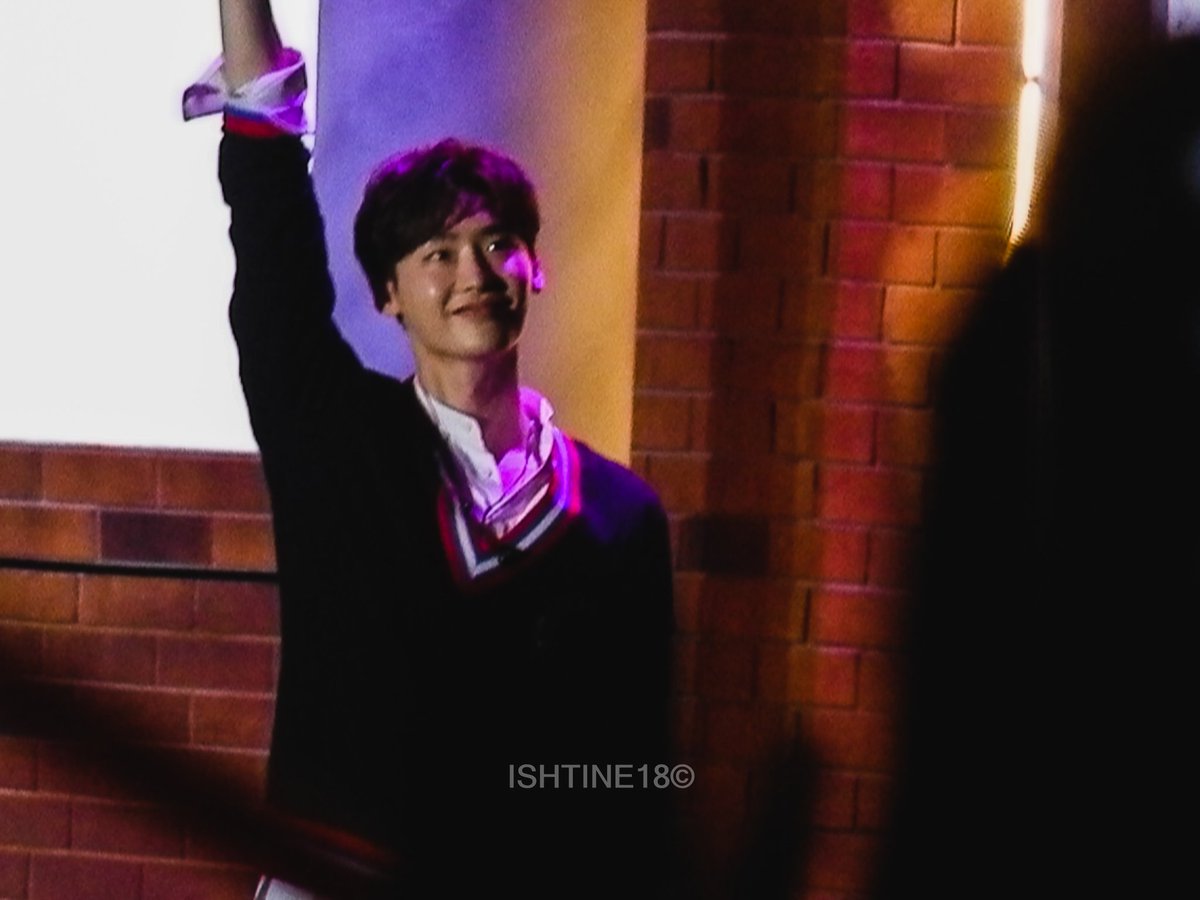 ishtine18's tweet photo. My favorite Korean Actor, Lee Jong Suk! Look at him, he's really fascinated on how warm his fans here in PH. Glad that I was able to see him before his enlistment.
#LeeJongSuk
#LeeJongSukinManila
#LJSinManila
@happeehour @PULPLiveWorld https://t.co/Byri72SH82