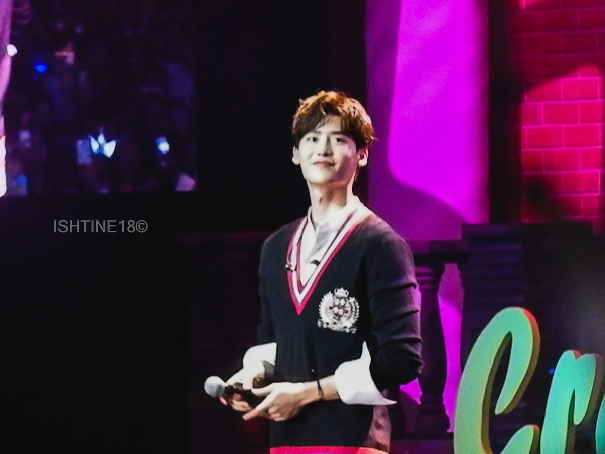ishtine18's tweet photo. My favorite Korean Actor, Lee Jong Suk! Look at him, he's really fascinated on how warm his fans here in PH. Glad that I was able to see him before his enlistment.

#LeeJongSuk 
#LeeJongSukinManila
#LJSinManila
@happeehour @PULPLiveWorld https://t.co/Byri72SH82