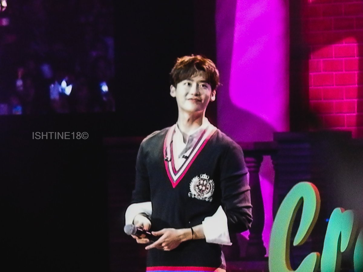 ishtine18's tweet photo. My favorite Korean Actor, Lee Jong Suk! Look at him, he's really fascinated on how warm his fans here in PH. Glad that I was able to see him before his enlistment.
#LeeJongSuk
#LeeJongSukinManila
#LJSinManila
@happeehour @PULPLiveWorld https://t.co/Byri72SH82