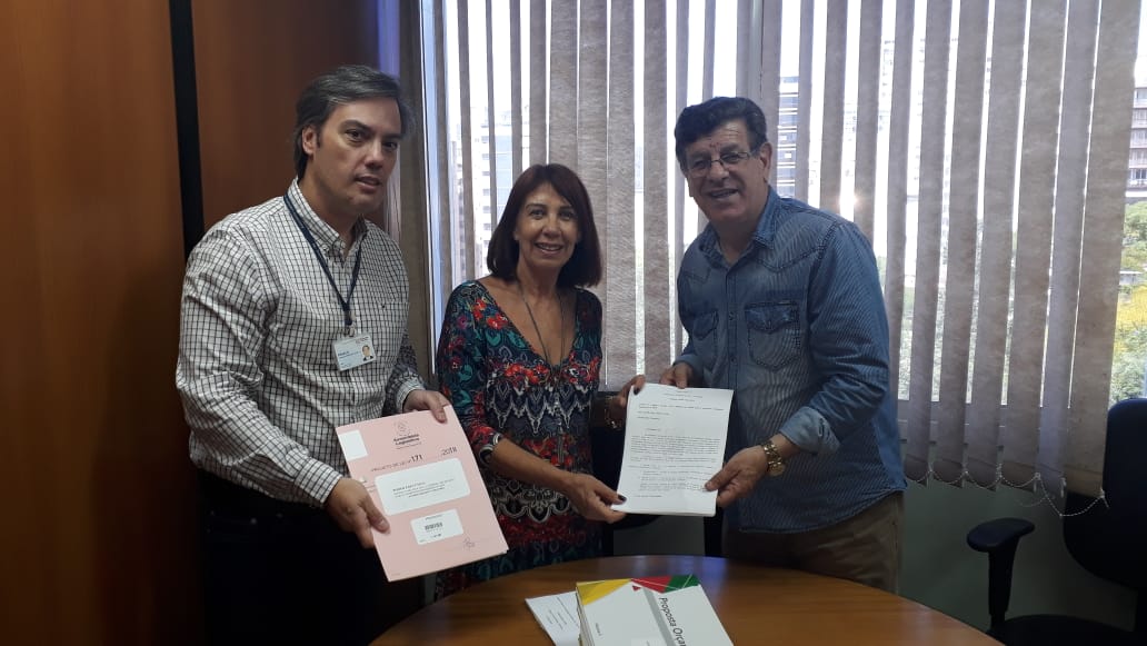 adilsontroca's tweet photo. O deputado Adilson Troca relator do orçamento 2019 entregou na tarde de ontem (19), na Comissão de Finanças, Planejamento, Fiscalização e Controle da Assembleia Legislativa o parecer do orçamento 2019. https://t.co/Mrhw9qZ8Dp