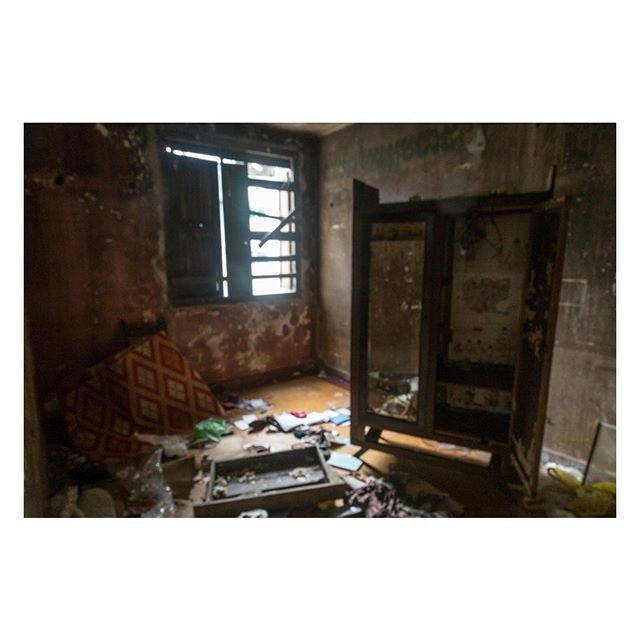 MichaelGras's tweet photo. White building - Comme un rêve (2017)
※
※ ※
(English version below)

Voici le White Building de Phnom Penh avant qu'il ne soit rasé à l'été 2017. Inspiré de la Ville Radieuse de Le Corbusier, l'architecte Cambodgien Vann Molyvann supervisa, en 1963, … https://t.co/8ASNzE1ULo https://t.co/ztdfGO60E6