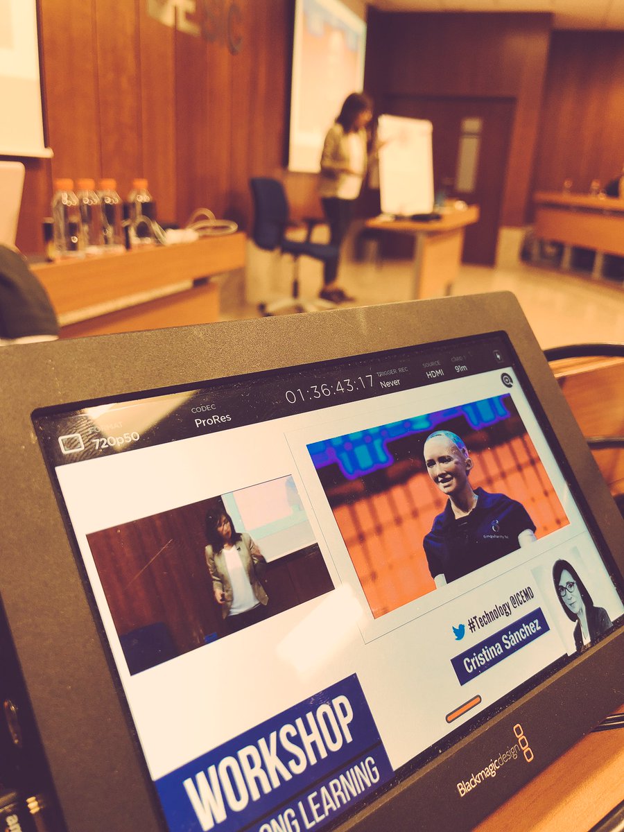 extreamr's tweet photo. Aprendiendo mucho de toda la tecnología que nos llega y que nos marcará nuestro #futuro #technology @icemd #streaming #workshop #robots #blockchain #drone #InteligenciaArtificial https://t.co/nxnhwhwz4Y