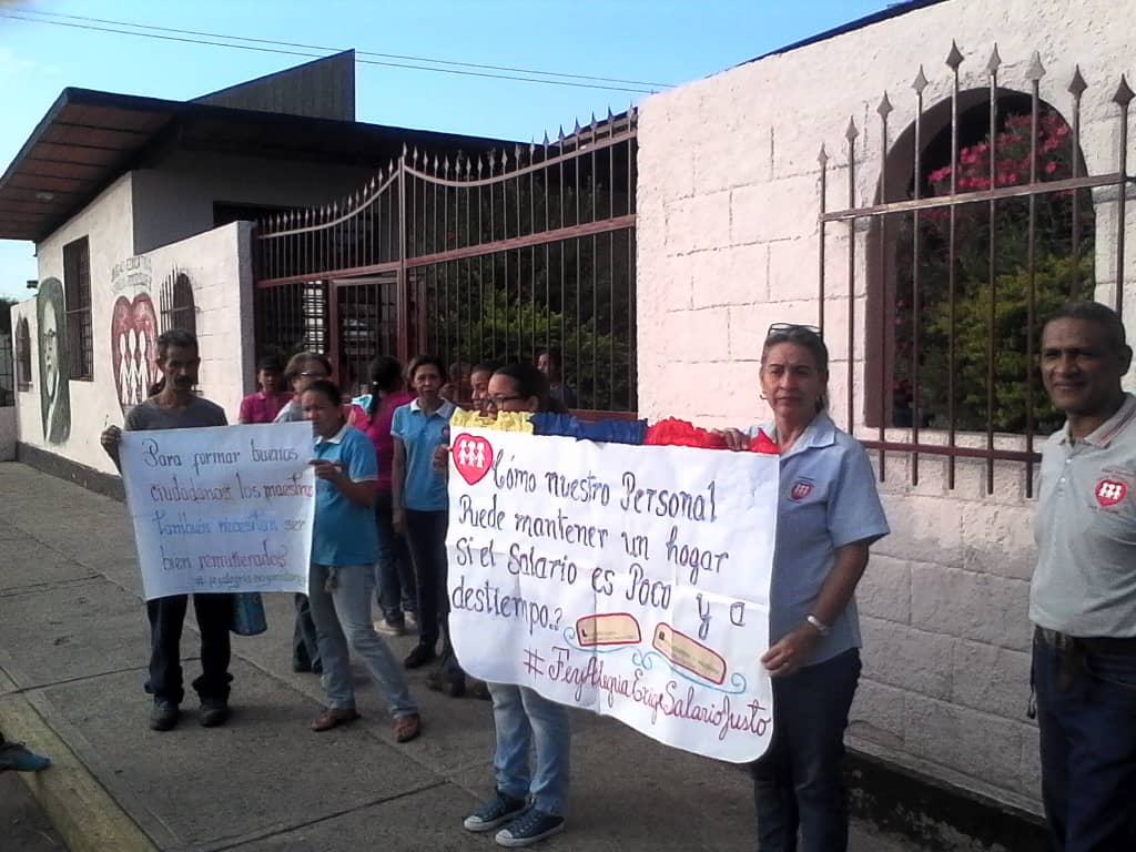 JGteranm's tweet photo. Hoy nuestras escuelas muestran pancartas y mensajes a la Vega y a todo el país. Apostamos al trabajo para tener un mejor país, estamos comprometidos con la educación popular de calidad e inclusiva #FeyAlegríaExigeSalarioJusto https://t.co/CYWovFukjt