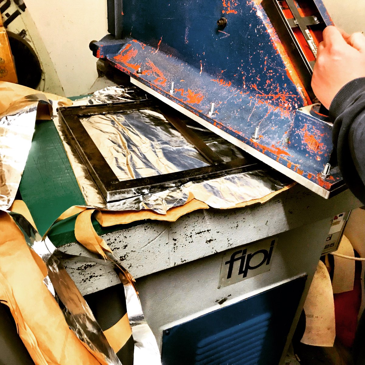 elvisandkresse's tweet photo. All our packaging is reclaimed and we wouldn't have it any other way โป๏ธ
We rescue #teasacks from the marvelous @YorkshireTea and our skilled team transforms them.
It takes a long, long time and certainly isn't the easiest option for us, but it is something we deeply believe in ๐ https://t.co/48VP9c7Nir