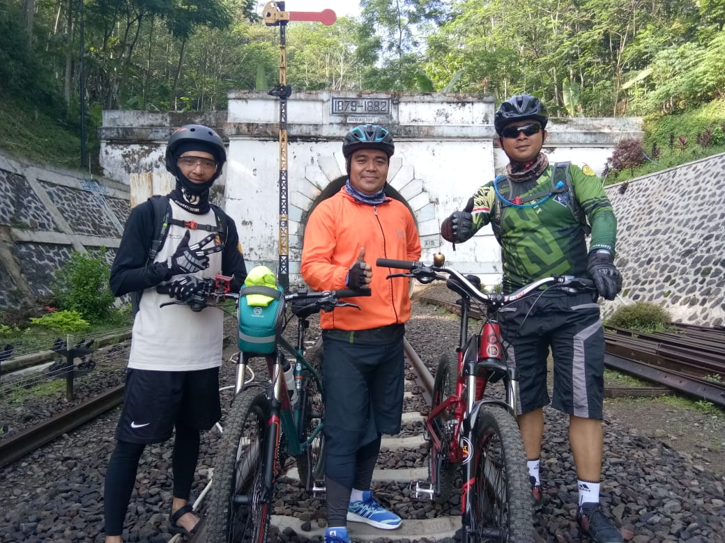 FallahHendra's tweet photo. 3G Hari ini di Stasiun Lampegan , Perbatasan Sukabumi Cianjur ... https://t.co/fMJR7BaX11
