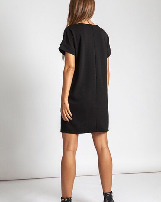 NEW IN ✨ CAPENA 🔝 Vestido corte recto con cuello de pico y manga corta. ¡Ya disponibles en nuestras tiendas IRIS COLLECTION !