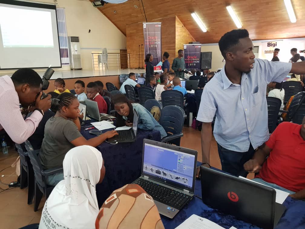 shephunmie's tweet image. Students from different Schools are teamed to form a group! Also sponsored by @MTNNG #MPulse and @bayosanni 
#LearnandCode #TechforCollaboration