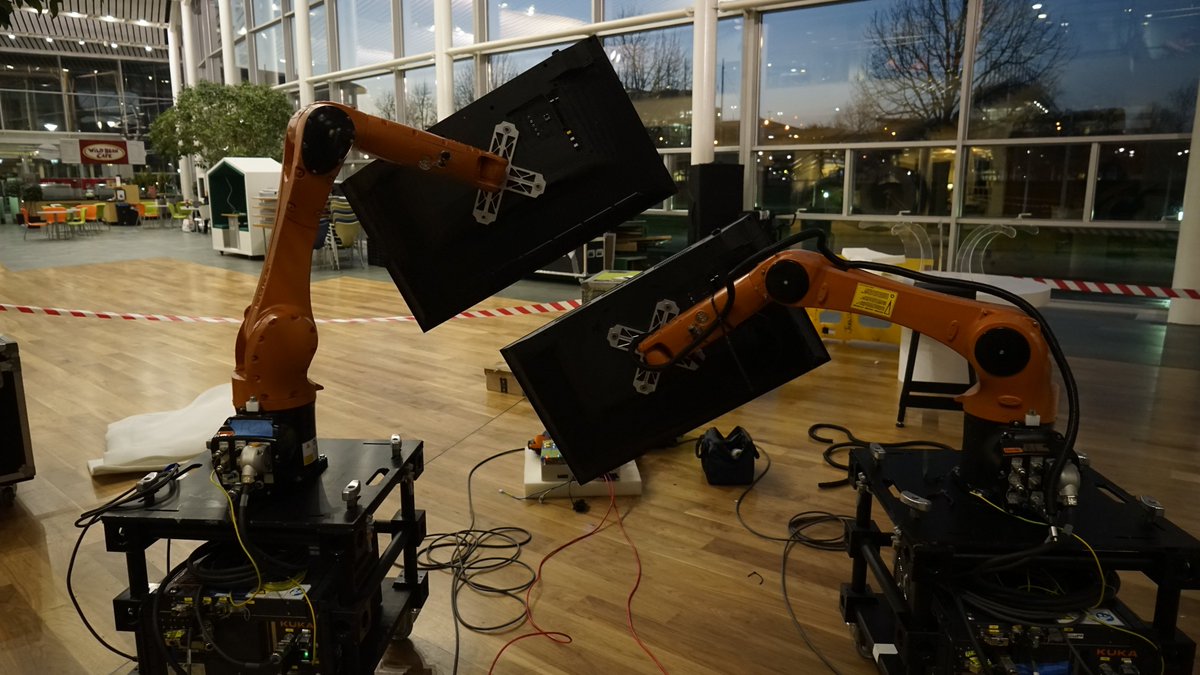 Tojek_VFX's tweet image. Newest @AndyRobot with magic show in London now performing with @KUKA_RoboticsEN robots for @BP_plc.  One way to compliment the high tech magic of @keelanleyser and @mattdanielbaker is throw some #roboscreens on stage behind them.