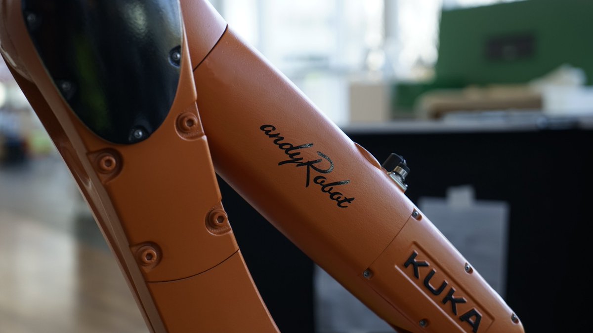 Tojek_VFX's tweet image. Newest @AndyRobot with magic show in London now performing with @KUKA_RoboticsEN robots for @BP_plc.  One way to compliment the high tech magic of @keelanleyser and @mattdanielbaker is throw some #roboscreens on stage behind them.