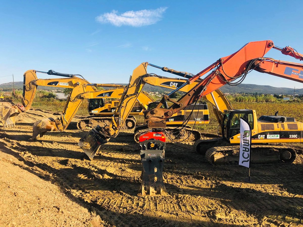 MillerGBLtd's tweet photo. Thank you to Damien Alquier from SCAM TP in #France for sending over this line up of Miller couplers still going strong on his #CAT330, CAT345, CAT385 and #Hitachi EX355! Send in your Miller attachment pictures from around the world for a chance to win a #Miller goodie bag. https://t.co/6Ud1Hqt7uH