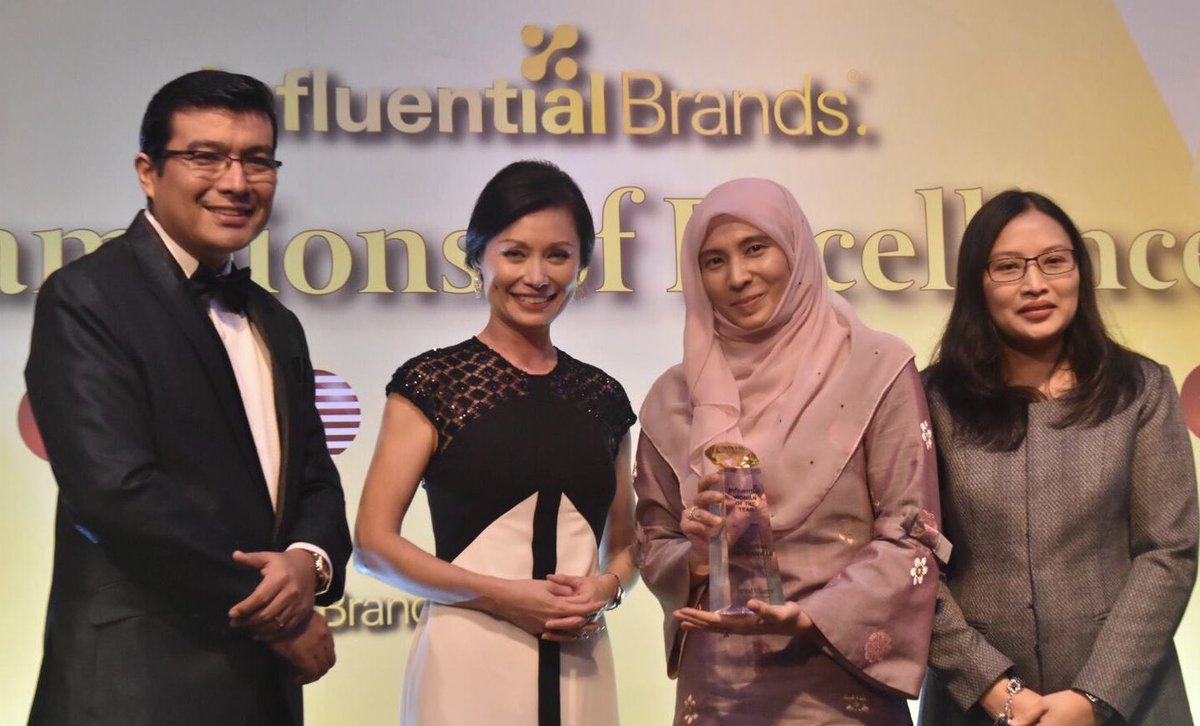 ChristineCNBC's tweet photo. Honoured to present the #InfluentialWoman of the year 2018 award to @n_izzah. Congratulations! #InfluentialBrands https://t.co/G3UCOIMjjC