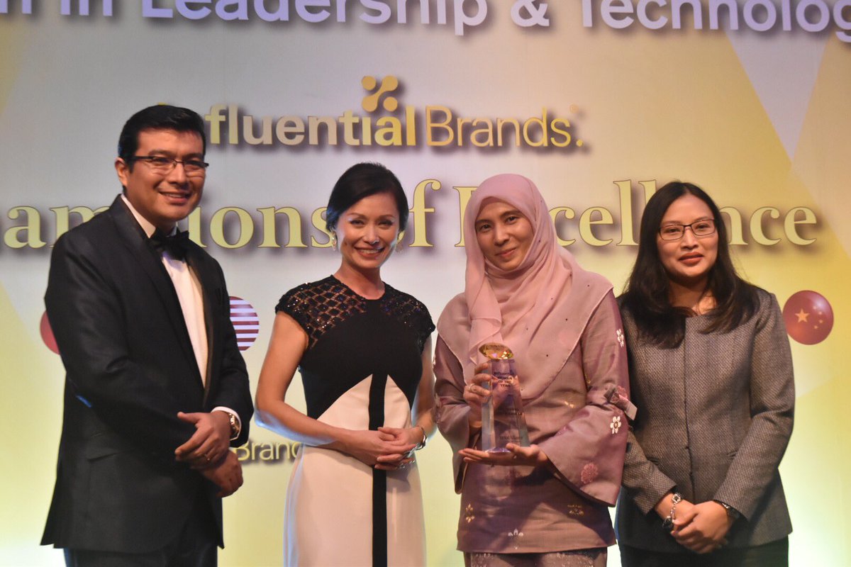cnbcipr's tweet photo. .@ChristineCNBC returns to #InfluentialBrands to present the #InfluentialWoman of the year 2018 to @n_izzah. https://t.co/mNFA7N95Rf