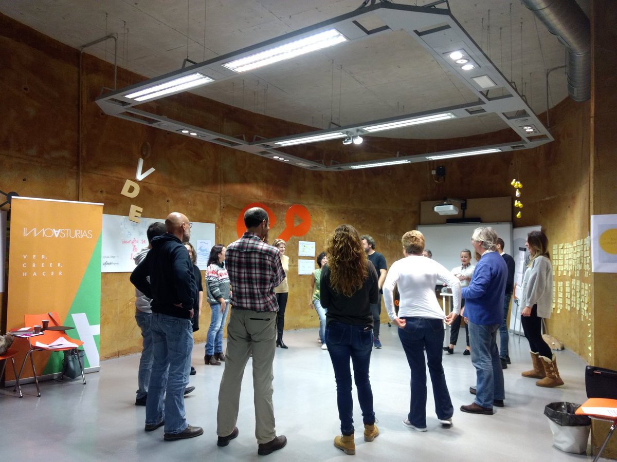 OviedoEmprende's tweet photo. Intensa, útil y divertida mañana, aprendiendo a comunicar de la mano de @rocasuarez77 y Anacelia Álvarez de #ACAR Teatro #BusinessModelYou por @innovasturias en @TaludEria https://t.co/mibFdB2ieA