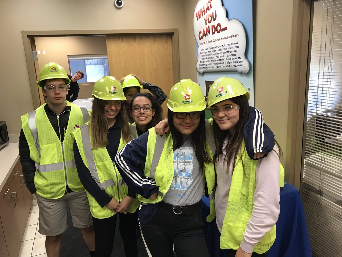 Lynnear3's tweet image. Principia sustainability students get a first hand look at the sheer amount of stuff we consume and discard with a visit to our local landfill and MRF (material recovery facility).  Eye opening and thought provoking.  #Principia #experientialed
