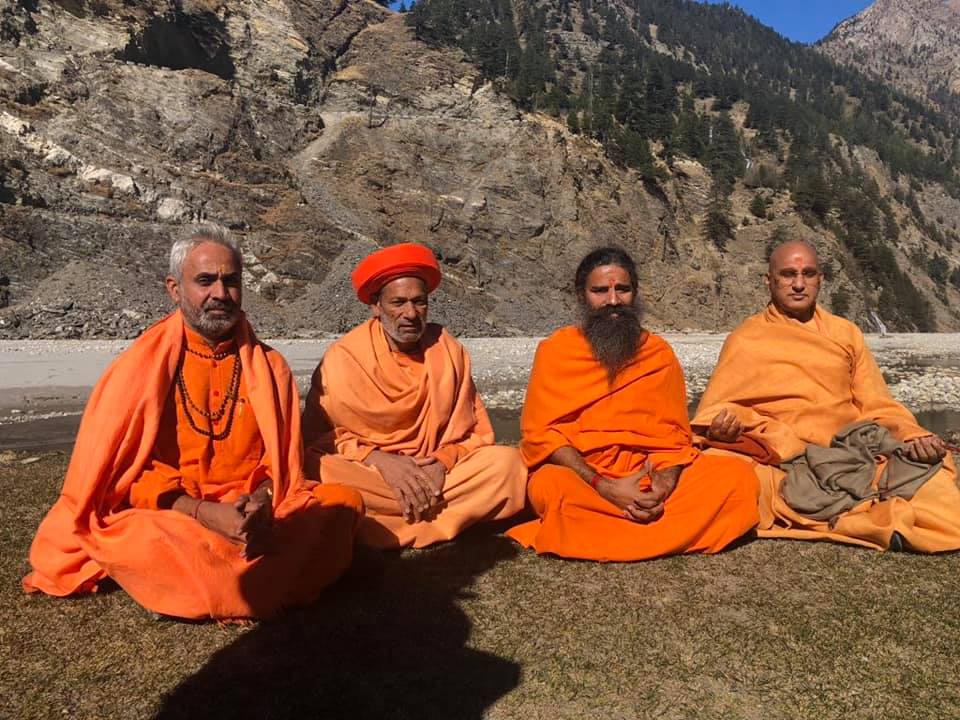 हिमालय में श्रीबद्रीनाथ धाम के कपाट बन्द होनेे के अवसर पर पूज्य @yogrishiramdev जी, पूज्यनीय गुरुवर और स्वामी @AvdheshanandG महाराज