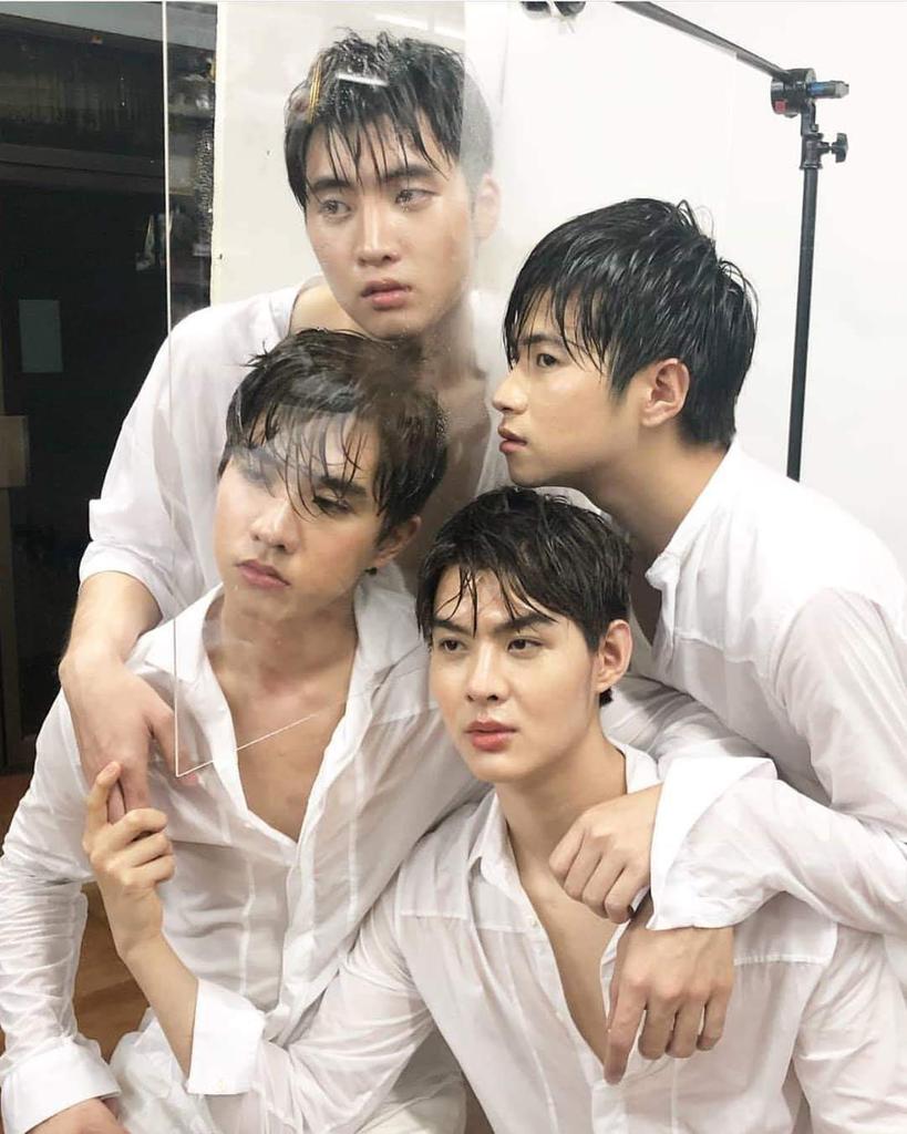 Nongdammmy's tweet image. เห้ยเเกรรร มันเเบบเเซ่บ ๆมากอะ มีความเฮียเซ้นต์จับมือคุณชายมีน เเล้วดูน้องเพิร์ธของฉันสิเเกรรรอร้ายยยยยยยยยยยจิกกล้องเเตกเเล้วม้าง เจ้าเเปลนก็ใช่ย่อยนาจา ปกนี้ทำให้หนังสือลุกเป็นไฟ 🌞🔥
#LBCforever #PerthSaint #2with #Kullastreemagazine