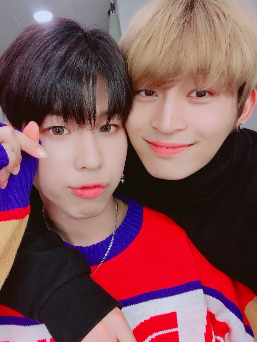TS7_official's tweet photo. [#용현]
으아춥다ㅎㅎ 여러분 저녁식사는 했어요? 저는 연습실에서 열심히 연습하고 있어요
 근데 그 순간! 내 친구 바운이 등장😎 그래서 같이 사진 찍어봤어요 꺄륵
 날이 차니까 모두 감기조심하세요😘
#잘생긴내친구 #타겟 #바운
#담에같이듀엣곡부르자✌️ https://t.co/vu1n0l0QNt
