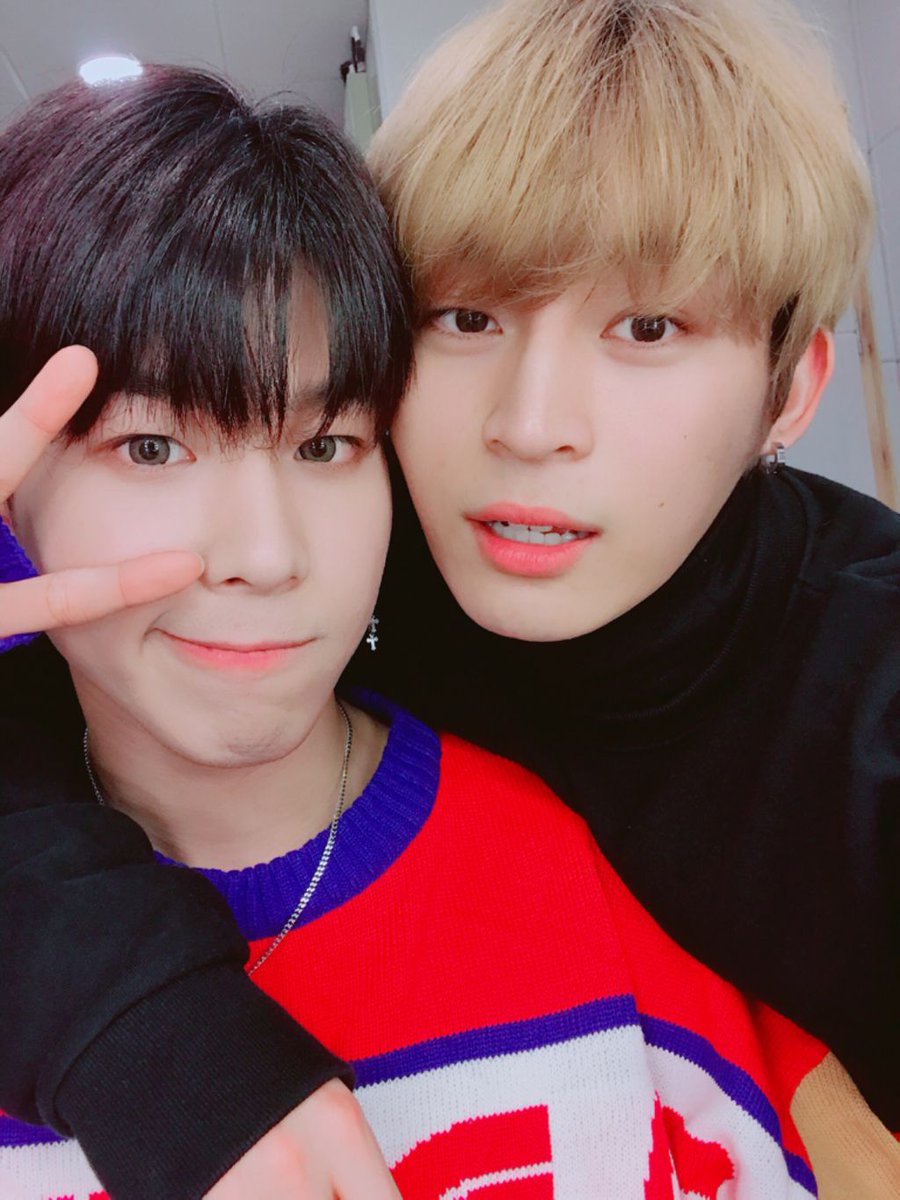 TS7_official's tweet photo. [#용현]
으아춥다ㅎㅎ 여러분 저녁식사는 했어요? 저는 연습실에서 열심히 연습하고 있어요
 근데 그 순간! 내 친구 바운이 등장😎 그래서 같이 사진 찍어봤어요 꺄륵
 날이 차니까 모두 감기조심하세요😘
#잘생긴내친구 #타겟 #바운
#담에같이듀엣곡부르자✌️ https://t.co/vu1n0l0QNt