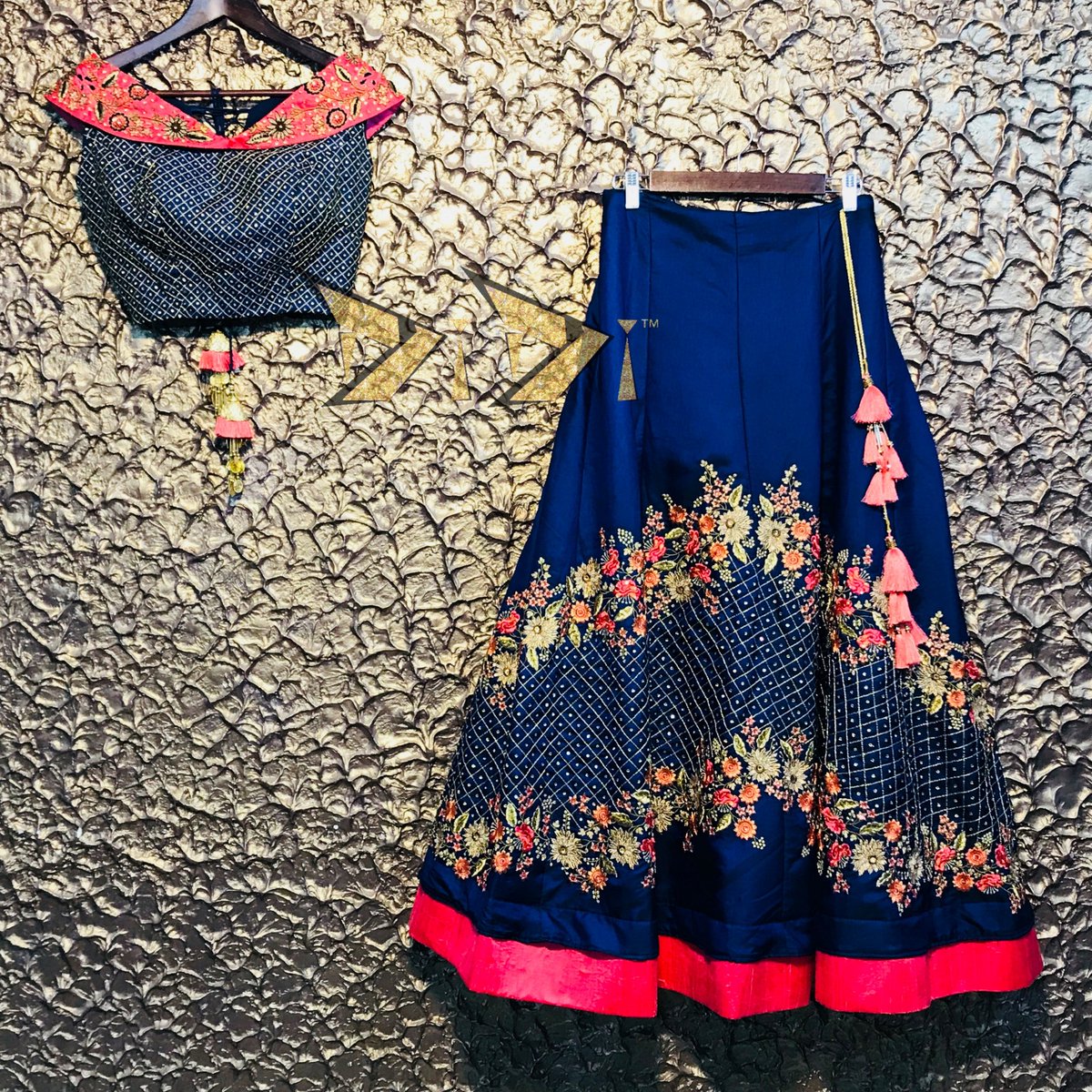 DiDi_Designer's tweet image. #receptionlehenga #simplework #contrastcolour #customisedone #rawsilklehenga #blueandpeach #floralembroidery #geometricembroidery #threadembroidery #elegantwork  #southindianbride #tamilbride #receptiondress  #perfectfit #designedbydivya #didi™️bydivya #dididesignerstudio™️