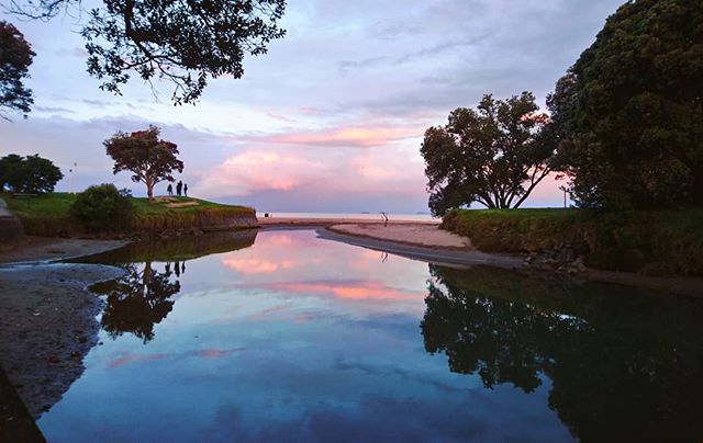 YFuriku's tweet photo. Reflections

#brownsbay #nz #newzealand #auckland #sunset #reflection #colour #beach #photography #photooftheday https://t.co/W93ZLgCC2S https://t.co/k6WXTpT6CC