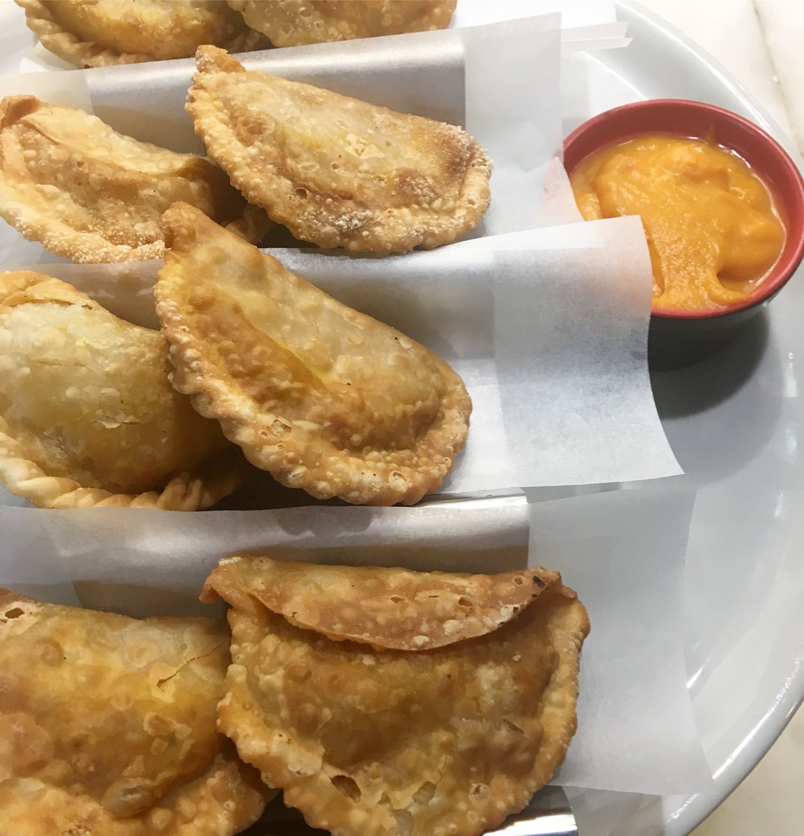 pintxosypotes's tweet photo. NOVEDAD en la BARRA!! Empanadillas crujientes con láminas de pollo 🐔 #SORGINZULO #Bilbao https://t.co/8gkVurLyIl