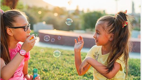 hoyalensfrance's tweet photo. Votre enfant cligne souventdes yeux pour se concentrer? Ses performances scolaires baissent? Parlez-en à votre #opticien partenaire @hoyalensfrance ://www.hoyavision.com/fr/decouvrir-les-produits/pour-les-porteurs-de-lunettes/verres-speciaux/verres-pour-enfants/ https://t.co/IHPsfmHL9r
