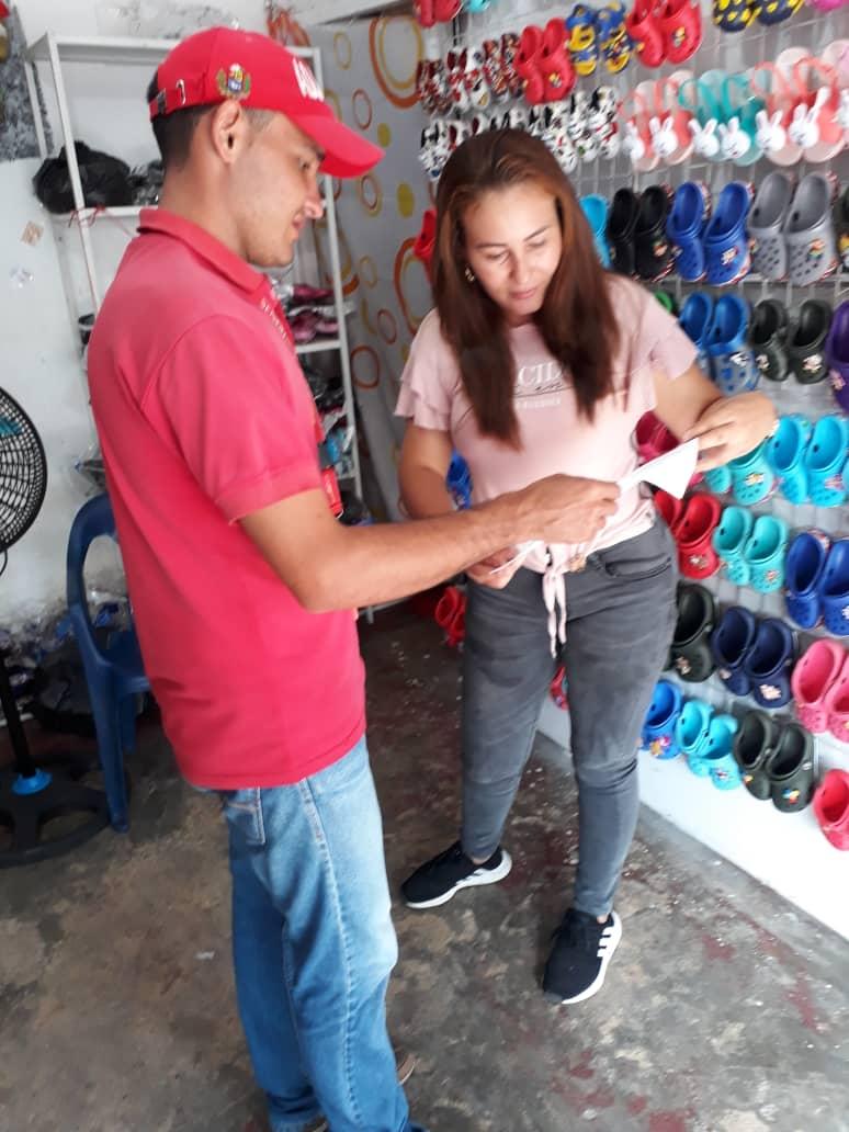 ADUANA_PSAT's tweet photo. Servidores Públicos de @SENIAT_AdBocaG informan a Comerciantes de la población de Boca del Grita, Municipio García de Hevía del Estado Táchira, respecto a la Reforma Tributaria con la finalidad de generar un Déficit Fiscal Cero.

@ADUANA_PSAT https://t.co/Dc6vaJif52