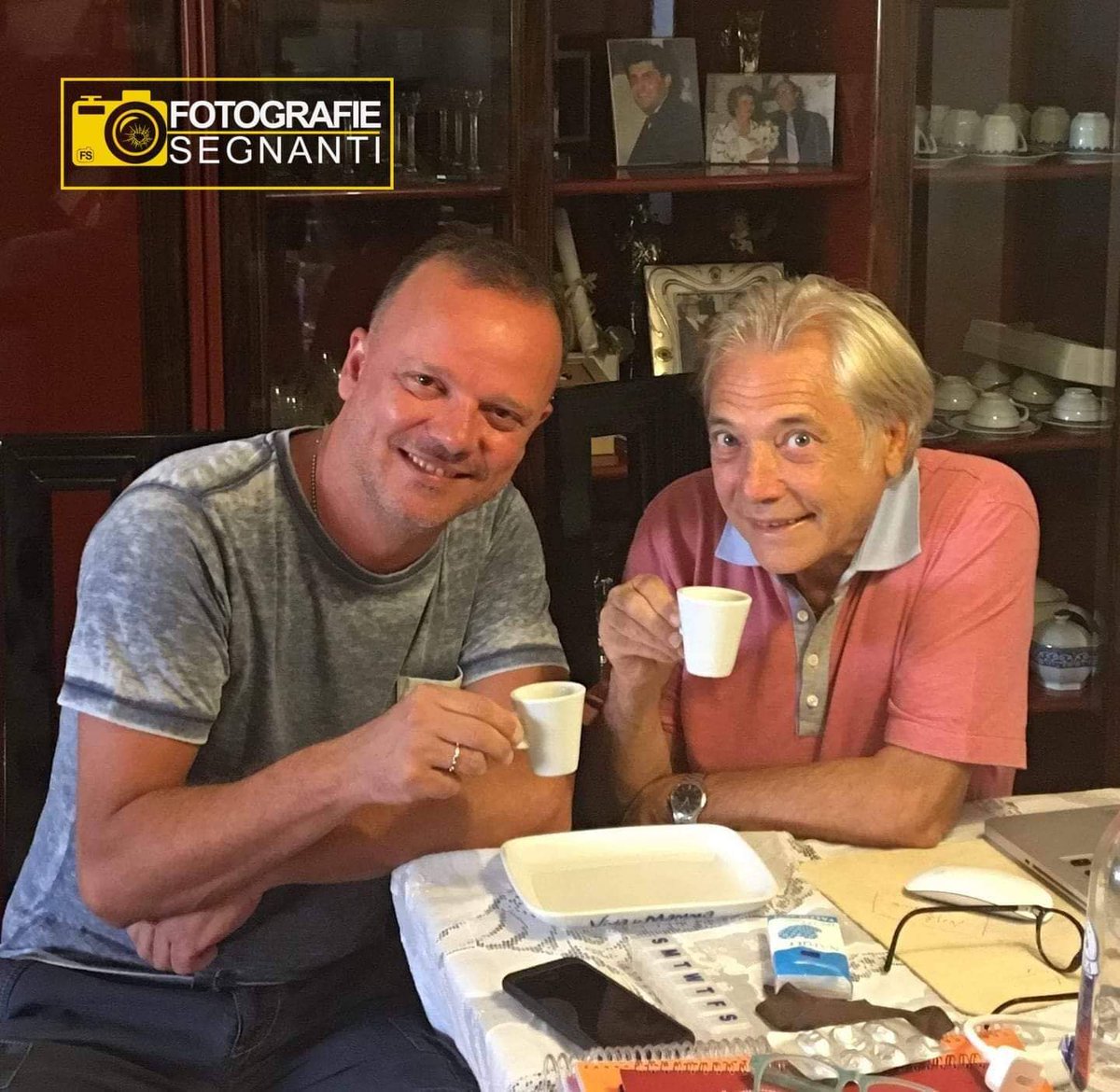 segnanti's tweet photo. Italia, 2012.
Il momento della riconciliazione fra gli ex 883, Max Pezzali e Mauro Repetto. #FotografieSegnanti https://t.co/EzkHjYF3RM
