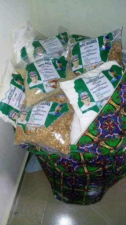 Ejaic's tweet photo. Tufia! @APCNigeria have weaponised poverty and hunger. See this #NextLevelHunger of stomach infrastructure.
Fraudsters!
It's time to #GNWA @gnwa2019 https://t.co/XMPXqwqahl
