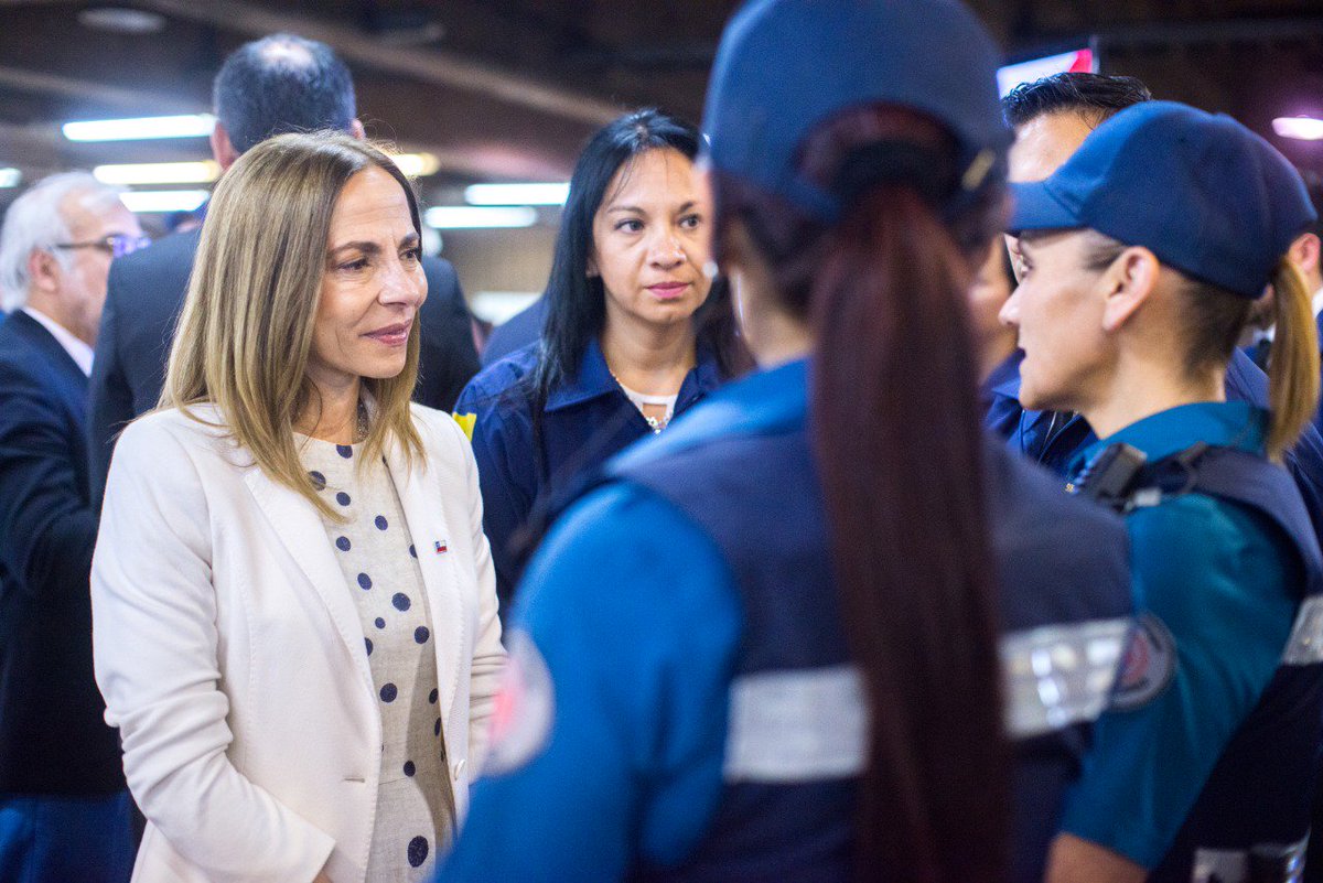 MinMujeryEG's tweet photo. Esta mañana ministra @isabelpla junto a ministra @GloriaHutt, el presidente de @metrodesantiago, @louisdegrange y @PDI_CHILE firmaron convenio para capacitar a funcionarios de Metro para prevenir y atender a mujeres víctimas de acoso sexual. #NoLoDejesPasar https://t.co/IKCqSjiCKO